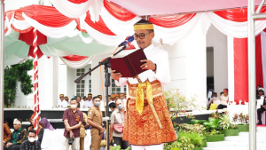 Wali Kota Bima, H Muhammad Lutfi menyampaikan sambutan saat memimpin upacara HUT ke-21 Kota Bima di halaman kantor Pemkot Bima, Senin (10/4/2023) sore.