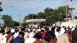 Warga Muhammadiyah dan masyarakat umum saat mengikuti salat Idul Fitri 1444 Hijriah di Halaman Paruga Nae Sila, Kecamatan Bolo Kabupaten Bima, Jumat (21/4/2023).
