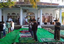 Warga Muhammadiyah dan masyarakat umum saat mengikuti salat Idul Fitri 1444 Hijriah di Musalah Dermaga Bajo Kecamatan Soromandi Kabupaten Bima, Jumat (21/4/2023).
