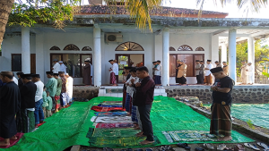 Warga Muhammadiyah dan masyarakat umum saat mengikuti salat Idul Fitri 1444 Hijriah di Musalah Dermaga Bajo Kecamatan Soromandi Kabupaten Bima, Jumat (21/4/2023).