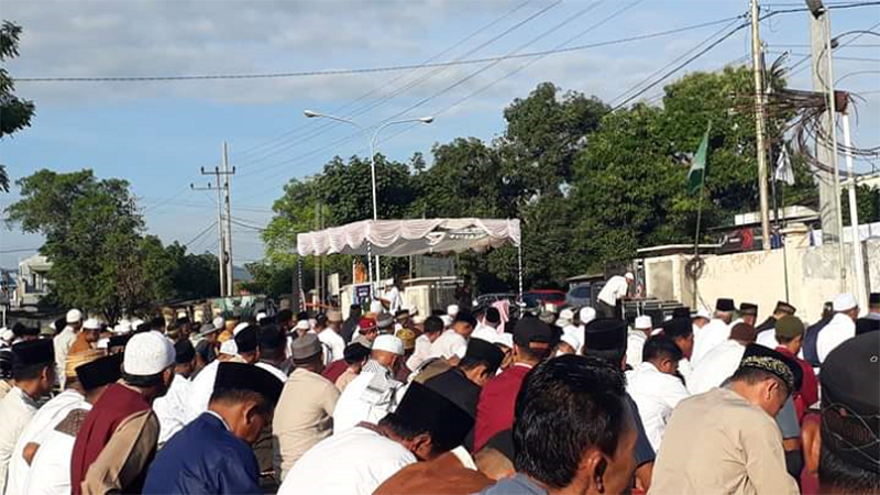 Warga Muhammadiyah dan masyarakat umum saat mengikuti salat Idul Fitri 1444 Hijriah di Halaman Paruga Nae Sila, Kecamatan Bolo Kabupaten Bima, Jumat (21/4/2023).