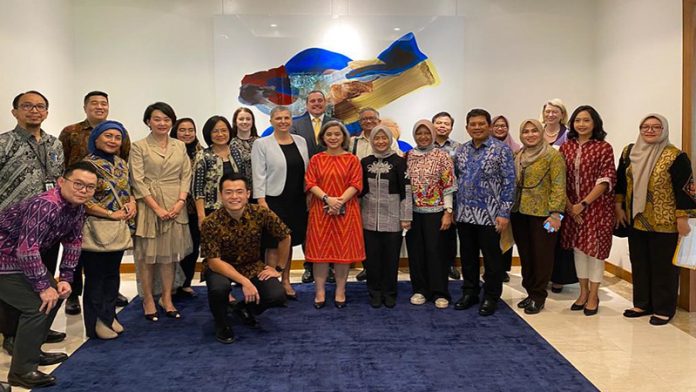 Duta Besar Australia untuk Indonesia Penny Williams PSM, foto bersama di sela diskusi bersama dengan perwakilan seluruh sektor kesehatan di Indonesia dan organisasi kesehatan pendengaran terkemuka Australia, Cochlear.