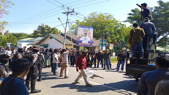 Aksi Massa FPR Donggo Soromandi Menggugat Menutup Ruas Jalan Pantura di Desa Bajo, Kecamatan Soromandi Kabupaten Bima, Rabu (24/5/2023).