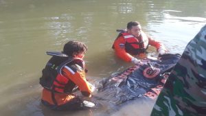 Proses evakuasi mayat pria tanpa identitas dari Sungai Padolo Kota Bima oleh petugas Pos SAR Bima dan Polsek Rasanae Barat, Jumat (19/5/2023).