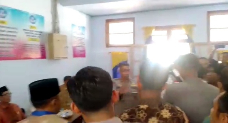 Suasana ketegangan Koordinator KOMIK dengan salah satu guru saat memprotes hasil seleksi PPPK di Dinas Dikbudpora Kabupaten Dompu, Selasa (16/5/2023).
