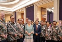 Foto Bersama Dubes Williams dengan Sejumlah Alumni Beasiswa Australia di Indonesia saat Gala Dinner di Jakarta, Minggu (21/5/2023).