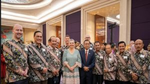 Foto Bersama Dubes Williams dengan Sejumlah Alumni Beasiswa Australia di Indonesia saat Gala Dinner di Jakarta, Minggu (21/5/2023).
