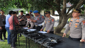 Proses pengecekan senjata api anggota Polres Sumbawa Barat dipimpin Kapolres setempat, Selasas (9/5/2023).