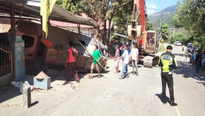 Proses evakuasi dump truck naas di Kelurahan Lampe Kecamatan Rasanae Timur Kota Bima, Kamis (25/5/2023).