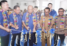 Wali Kota Bima, H Muhammad Lutfi bersama sejumlah unsur pimpinan BCA mengguting pita menandai peresmian kantor BCA KCP Bima, Senin (8/5/2023).