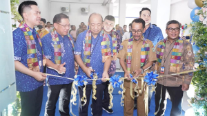 Wali Kota Bima, H Muhammad Lutfi bersama sejumlah unsur pimpinan BCA mengguting pita menandai peresmian kantor BCA KCP Bima, Senin (8/5/2023).