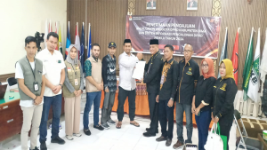 Ketua DPD Partai Ummat Kabupaten Bima menerima tanda terima pengajuan bakal calon dari KPU Kabupaten Bima, Imran, Minggu (14/5/2023) petang. Foto Ory/ Berita11.com.