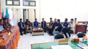 Kepala desa aktif, Kepala Desa Lewintana Kecamatan Soromandi Kabupaten Bima, Hidayat bersama Ketua Partai Nasdem dan sejumlah pengurus Parpol saat mendaftarkan diri sebagai Bacaleg Pemilu 2024 di kantor Komisi Pemilihan Umum (KPU) Kabupaten Bima, pekan lalu.
