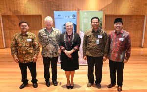 CEO ACIAR, Prof Andrew Campbell dan Dubes Australia untuk Indonesia, Penny Williams PSM foto bersama sejumlah pimpinan Universitas di Indonesia usai menandatangani nota kesepahaman di Jakarta.