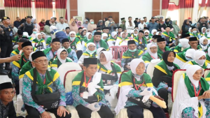 Jemaah Calon Haji Kabupaten Dompu saat Dilepas oleh Pemda di Aula Pendopo Bupati Dompu, Minggu (18/6/2023) sore.
