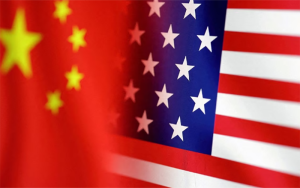 Bendera AS dan Tiongkok terlihat dalam ilustrasi yang diambil, 30 Januari 2023. REUTERS/Dado Ruvic/Illustration