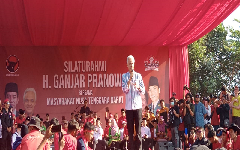 Ganjar Pranowo menyampaikan sambutan di hadapan simpatisan dan para pendukunnya yang memadati Lapangan Nasional Selong Lombok Timur, Minggu (18/6/2023).