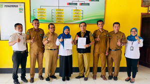 Foto bersama Kepala BPJS Kesehatan Cabang Bima, Tati Haryati Denawati dan Jajaran Bersama Kepala Dinas Sosial Kabupaten Bima, Tajuddin, Usai Menandatangani Nota Kesepahaman terkait PESIAR (Petakan Sisir Advokasi dan Registrasi) di Dinas Sosial Kabupaten Bima, Senin (5/6/2023) lalu. Foto Humas BPJS Keshatan Cabang Bima.