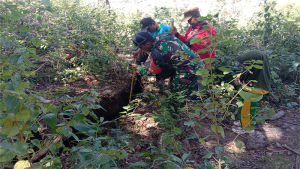 Bintara Pembina Desa Sanolo dan warga sedang mengecek fenomena sesar turun di bukit Dusun Muku Desa Sanolo Kecamatan Bolo Kabupaten Bima. Foto Ist.