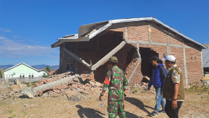 Kondisi rumah warga di Dusun Muku Desa Sanolo Kecamatan Bolo Kabupaten Bima, Nusa Tenggara Barat, mengalami kerusakan berat akibat fenomena bencana geologi.