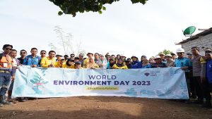 Foto bersama pekerja dan jajaran PT STM bersama warga penerima program pemberdayaan masyarakat 'Bank Sampah' dan Bhayangkara Pembina Kamtibmas saat puncak Hari Lingkungan Hidup se-Dunia pada 5 Juni 2023 lalu.