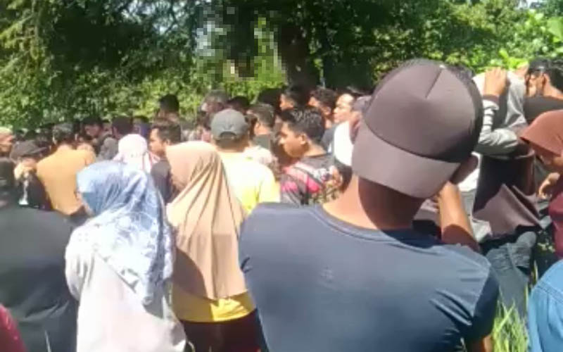Konsentrasi warga di lokasi temuan mayat di perbatasan wilayah Kelurahan Rabangodu Selatan dengan Kelurahan Mande Kecamatan Mpunda Kota Bima, Selasa (11/7/2023) siang.