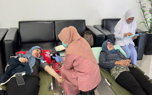 Kepala BPJS Kesehatan Cabang Bima, Tati Haryati Denawati mengikuti kegiatan donor darah yang diikuti secara serentak dan diikuti oleh Duta BPJS Kesehatan dan jajaran direksi bagian dari kegiatan sosial menyambut HUT ke-55 BPJS Kesehatan yang bertemakan Transformasi Mutu Layanan, Komitmen Bersama Demi Kesejahteraan Bangsa, pada Selasa (11/7/2023).