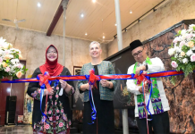 Kedutaan Besar Australia dengan bangga meluncurkan pameran seni instalasi digital yang menghadirkan pengalaman imersif, berjudul 'Walking Through a Songline' dikutip melalui keterangan tertulisnya, Jumat (7/7/2023). (Dok: Kedubes Australia di Jakarta)