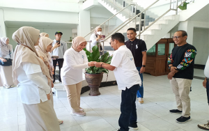 Dewan Pengawas BPJS Pusat, Iftida Yasar menyerahkan kartu BPJS Kesehatan kepada Wali Kota Bima, H Muhammad Lutfi di pelataran kantor Pemkot Bima, Jumat (14/7/2023) kemarin.