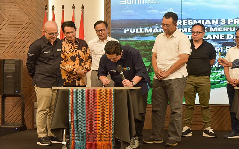 Menteri BUMN, Erick Thohir menandatangani prasasti tiga proyek The Mandalika di Lombok Tengah, Minggu (9/7/2023).