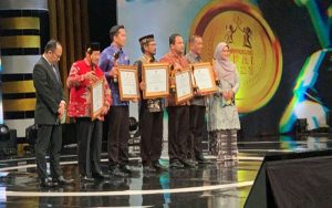Bupati Dompu, H Kader Jaelani saat menerima penghargaan dari KPAI bersama empat kepala daerah lain di Indonesia, Kamis (20/7/2023).
