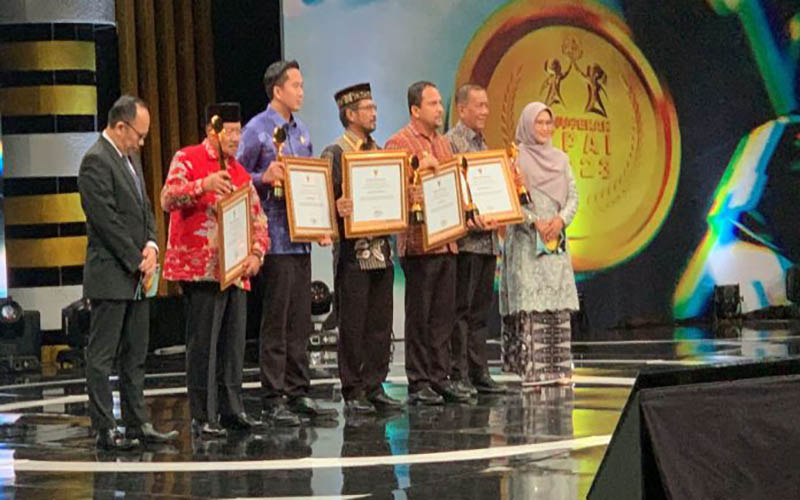 Bupati Dompu, H Kader Jaelani saat menerima penghargaan dari KPAI bersama empat kepala daerah lain di Indonesia, Kamis (20/7/2023).