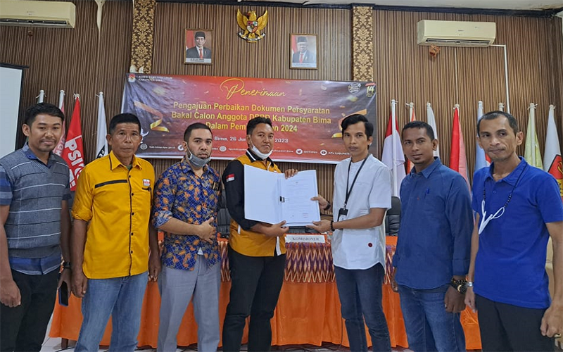 Komisioner KPU Kabupaten Bima saat memberikan berita acara penerimaan pengajuan perbaikan verifikasi administrasi dokumen persyaratan bakal calon anggota legislatif dari LO Parpol, Minggu (9/7/2023) lalu.