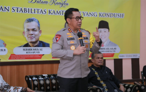 Kapolda NTB, Irjen Pol Djoko Poerwanto saat menjadi pemateri FGD Pemilu Damai yang digelar di kantor Camat Sukarbela Kota Mataram, Rabu (12/7/2023).