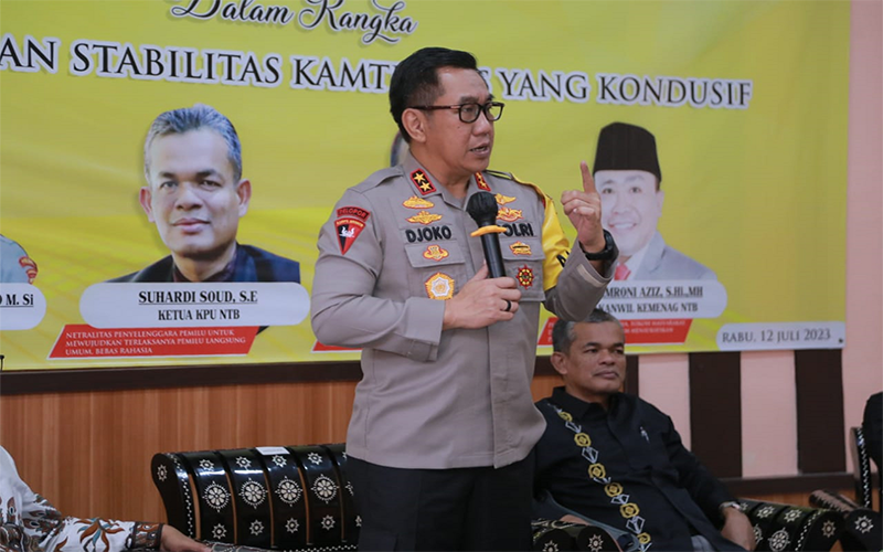 Kapolda NTB, Irjen Pol Djoko Poerwanto saat menjadi pemateri FGD Pemilu Damai yang digelar di kantor Camat Sukarbela Kota Mataram, Rabu (12/7/2023).