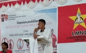 Ketua EK LMND Kabupaten Bima, M Fikriyadin menyampaikan sambutan saat kegiatan symposium pendidikan yang digelar dalam rangkaian memeriahkan hari jadi ke-24 LMND yang digelar di Auditorium Sudirman, kampus STKIP Taman Siswa Bima, Minggu (9/7/2023)