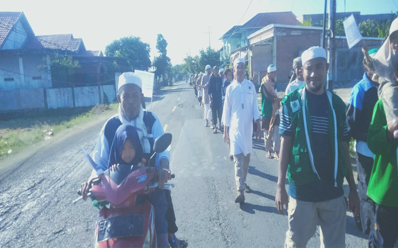 Ratusan anggota Jemaah Khilafatul Muslimin Kabupaten Bima mengikuti jalan sehat dalam rangka pawai 1 Muharram 1445 Hijriah pada Rabu (19/7/2023).