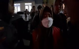 Mantan Kepala Diskoperindag Kabupaten Dompu berinisial SS yang saat ini menjabat Kepala Dinas Pemberdayaan Perempuan dan Anak Kabupaten Dompu resmi ditahan Kejari Dompu setelah ditetapkan sebagai tersangka kasus dugaan korupsi pengadaan alat metrologi tahun 2018. Selain SS, Kejari juga menahan mantan Kabid dan seorang kontraktor, Senin (17/7/2023) malam.