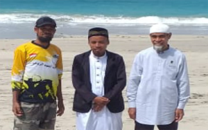 Ketua FUI Bima, Ustadz Asikin bin Mansyur (Kiri). Foto Ist.