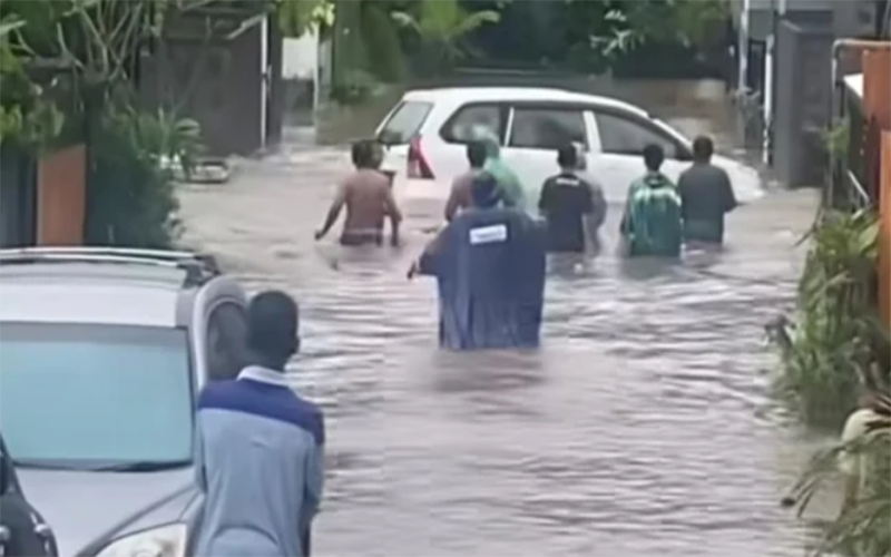 Kondisi sejumlah mobil milik warga yang terseret arus banjir bandang di Tabanan Bali, Jumat (7/7/2023) lalu.