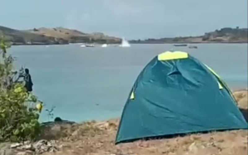Tangkapan layar video aktivitas nelayan menangkap ikan menggunakan bom ikan (illegal fishing) sekitar 100 meter dari bibir pantai di objek wisata Mangge Longko, Desa Lambu, Kecamatan Lambu, Kabupaten Bima, Nusa Tenggara Barat yang terekam dalam video oleh pengunjung pada Kamis (6/7/2023) lalu.