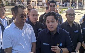 Menteri BUMN Erick Thohir didampingi Gubernur NTB, Zulkieflimansyah di sela-sela meresmikan proyek ITDC di KEK Mandalika, Lombok Tengah, NTB, Minggu (9/7/2023). (Foto Detik)