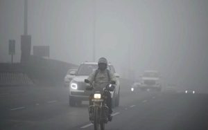 Kabut tebal menyelimuti wilayah ibu kota nasional pada Senin pagi saat kota itu bergulat dengan kondisi gelombang dingin dengan suhu minimum yang cenderung turun hingga 4 derajat Celcius, menurut ramalan cuaca oleh Departemen Meteorologi India (IMD). (Hindustan Times via Getty Images/Hindustan Times)