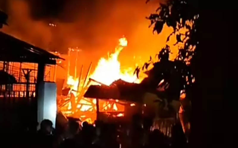 Api dengan cepat melahap seluruh bagian rumah dan isi rumah milik korban sekira pukul 03.00 Wita, Selasa (18/7/2023).