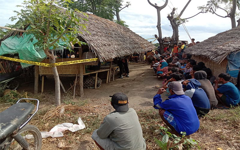 Puluhan warga menyaksikan olah tempat kejadian perkara temuan mayat petani di Kayangan, Lombok Utara. Foto Ist.