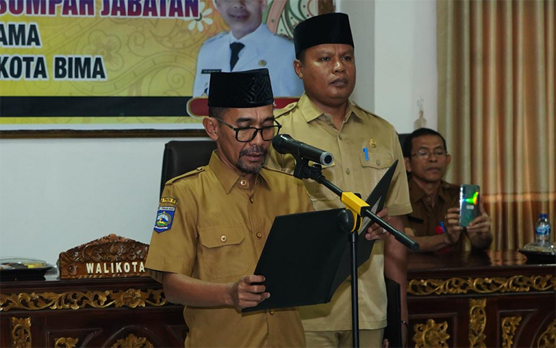 Wali Kota Bima, H Muhammad Lutfi saat Melantik H Sarafuddin sebagai Kepala Dinas Pertanian Kota Bima di aula Pemkot Bima, Senin (10/7/2023).