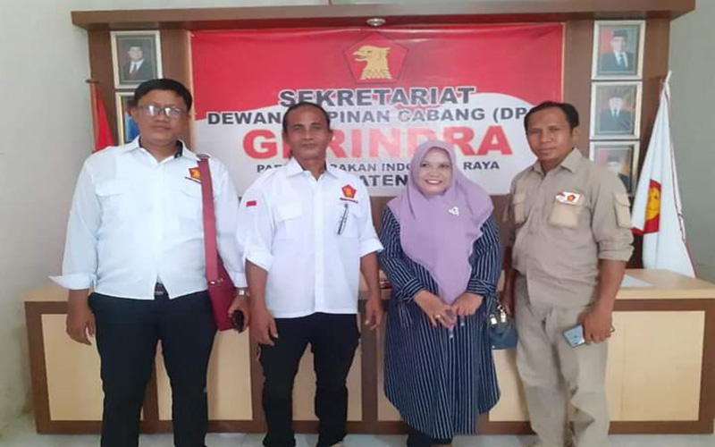 Suharlin (tengah). Foto Ist.