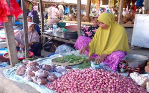 Aktivitas pedagang bahan pokok di Pasar Tradisional Sila, Kecamatan Bolo Kabupaten Bima, Sabtu (26/8/2023) lalu. Foto US/ Berita11.com.