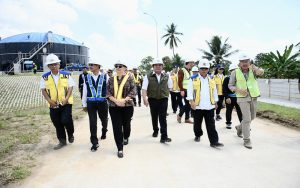 Duta Besar Australia untuk Indonesia meninjau pengelolaan air limbah baru di Palembang, Sumatra Selatan.