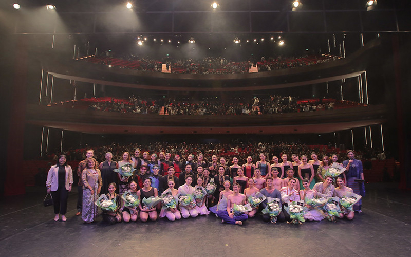 Dubes Williams foto bersama para penari terbaik kelas dunia dari West Australian Ballet (WAB) dan penari Indonesia saat tampil di JIEXPO Theatre.